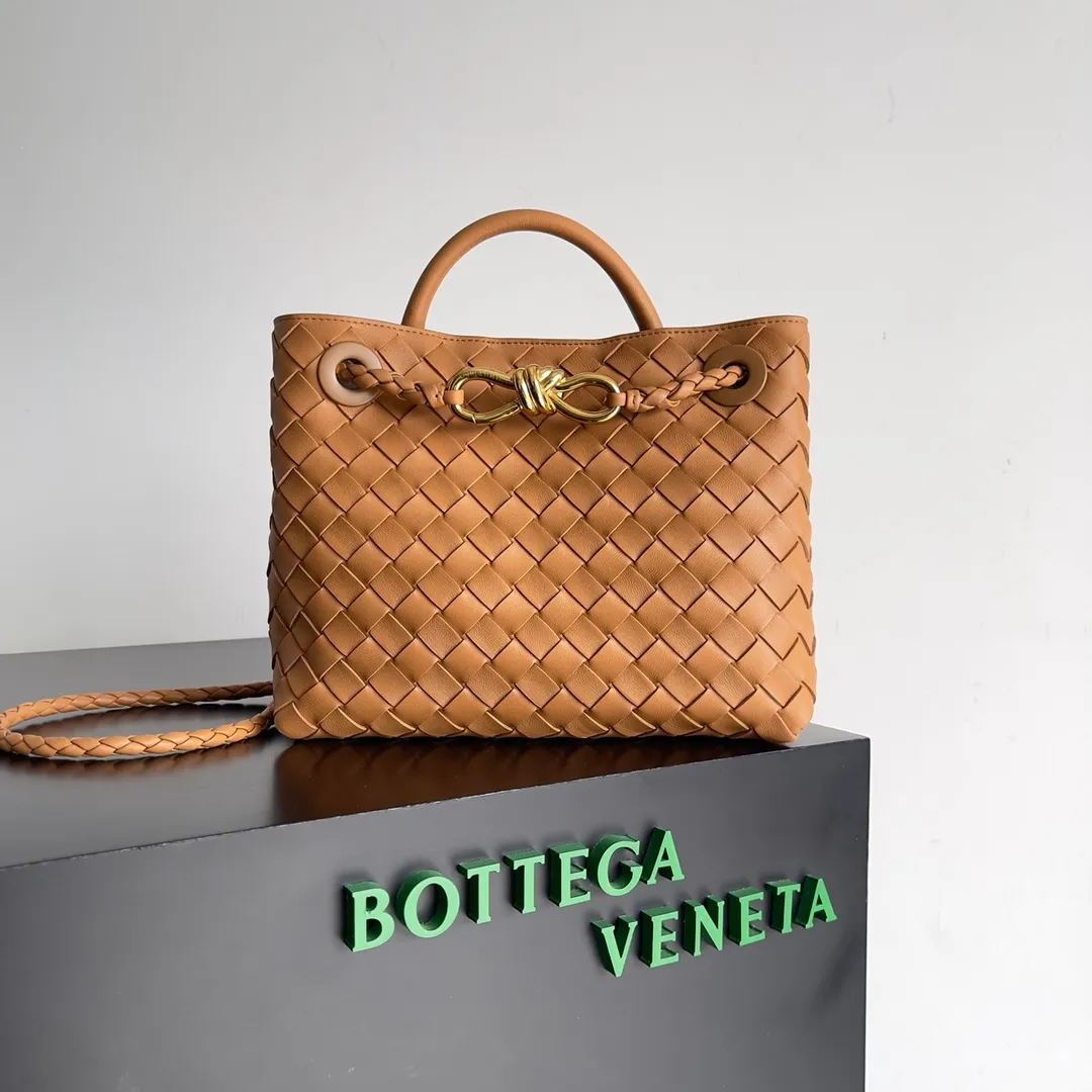 The 2023 new Andiamo batch of 1860 BV has been shipped‼ ️Really popular🔥The new Andiamo woven handbag launched by Bottega Veneta this season is really popular all over the world! ! Celebrities at home and abroad have worn it, and Oscar-winning actress Michelle Yeoh has taken it out on the street. Song Jia, Trai Yara, Yu Feihong, Sanji Ayaka, Rosie Hunting-Whiteley, Yoshioka Riho, etc. have all picked up this bag. It is classic and versatile, showing off its temperament, and the bag capacity is also large, which is very convenient for daily commuting! ! A variety of carrying methods, the shoulder straps can be adjusted by yourself, the original lambskin feels soft and delicate, and the neutral style is made to break gender boundaries and bring a more practical and longer-lasting use experience. Andiamo, which has both elegant and casual styles, perfectly interprets the true appearance of "fashionable old money style". Style number: 743568 Size: 25*22*10.5cm